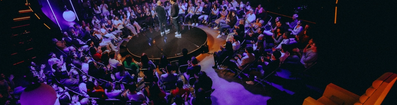 Prime Video choisit le Warehouse pour le tournage de Comedy Class avec Éric et Ramzy